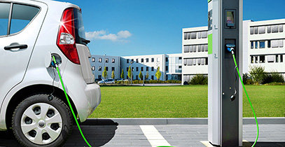 E-Fahrzeug an Ladestation
